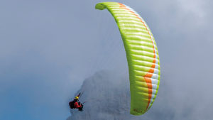 Leichtschirm Gin Gliders Yeti 4 EN-A Gleitschirm Wasabi im Flug mit Sitzgurtzeug