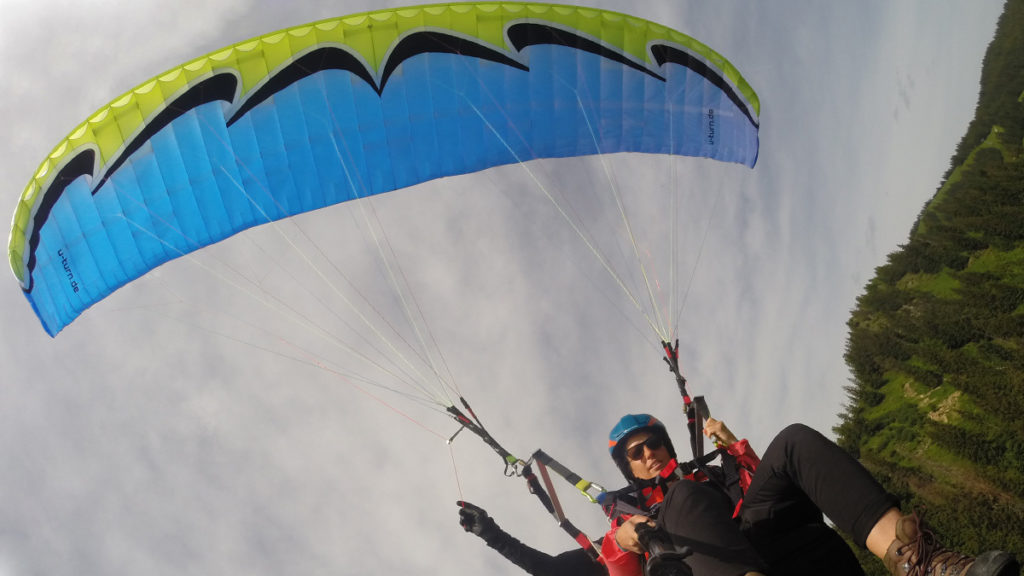 Das Bild zeigt den U-Turn Asterion LT beim Probeflug mit Peter Geg und Katrin Klingenstein. Bei dem Asterion LT handelt es sich um einen Leichtschirm als Tandemschirm, der als einiziger Tandem eine EN-B Zertifizierung erhalten hat.