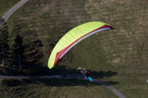 Das Bild zeigt den neuen Gleitschirm der Kategorie C von Gin Gliders. Der Gleitschirm hat den Namen Bonanza 2. Das Bild zeigt den Schirm in gelb oder grün, so genau kann man das nicht erkennen.