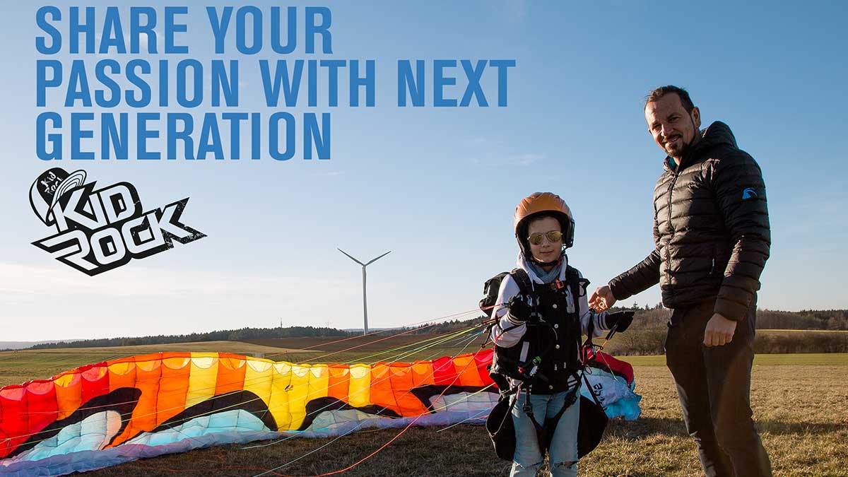  /></p>
<h2>Großer Spass nicht nur für die Kleinen</h2>
<p>Jedoch bietet der vollfunktionsfähige Miniflügel bei stärkeren Bedingungen im laminaren Wind auch den Eltern einen hohen Spassfaktor. Trotz der anspruchsvollen Minigröße beweist die<br />
Safety-Class2-Konstruktionsbasis ihre einmalig gutmütigen Eigenschaften. Chefkonstrukteur Strobel packt in den Kinderschirm zusätzlich mit allen technischen Features voll. Der <a href=